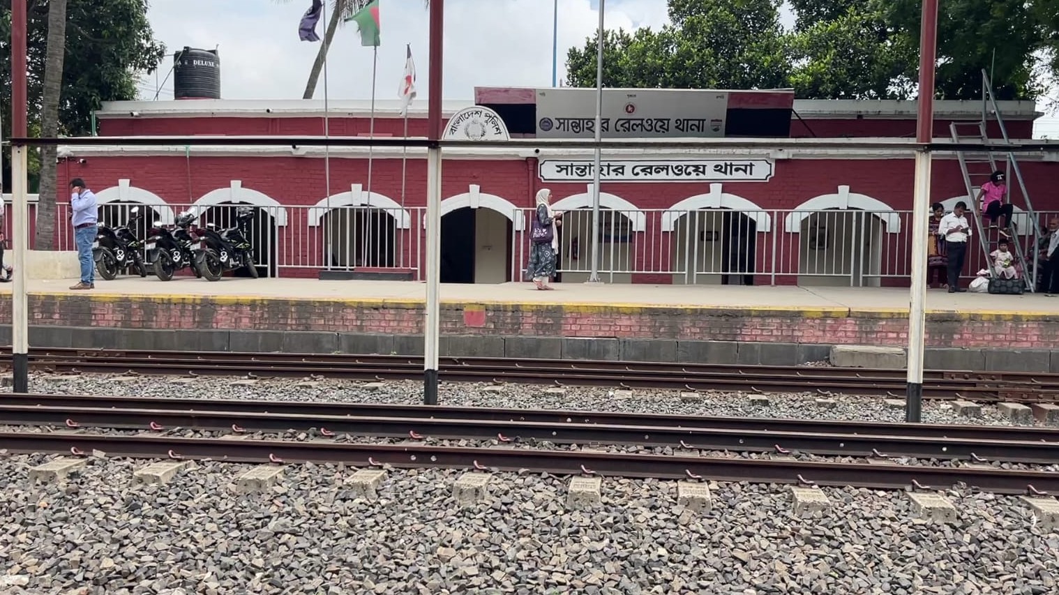 চলন্ত ট্রেনে ধর্ষণের অভিযোগ, চার পুলিশ সদস্য প্রত্যাহার